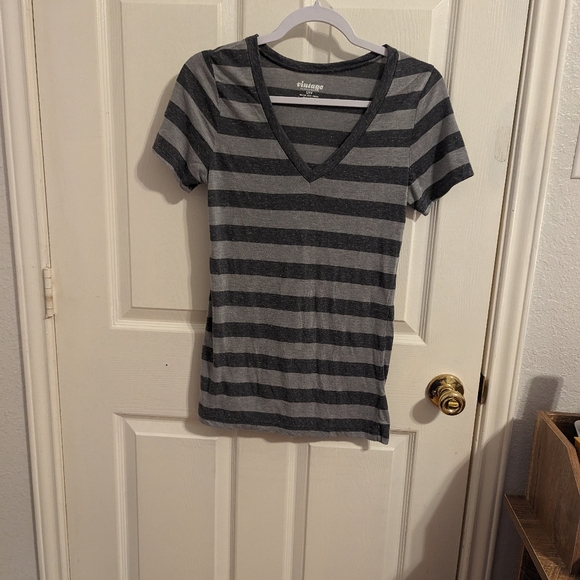 5/$20🩵 Old Navy Vintage Women's Vneck Tshirt - Picture 3 of 8